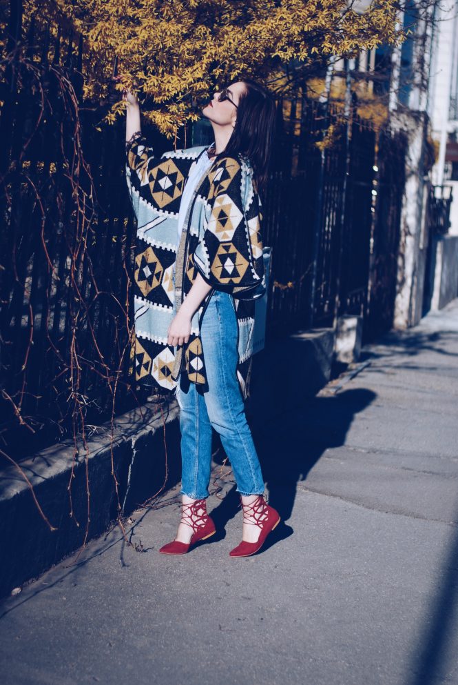 Red lace up flats and print cape - Andreea Birsan