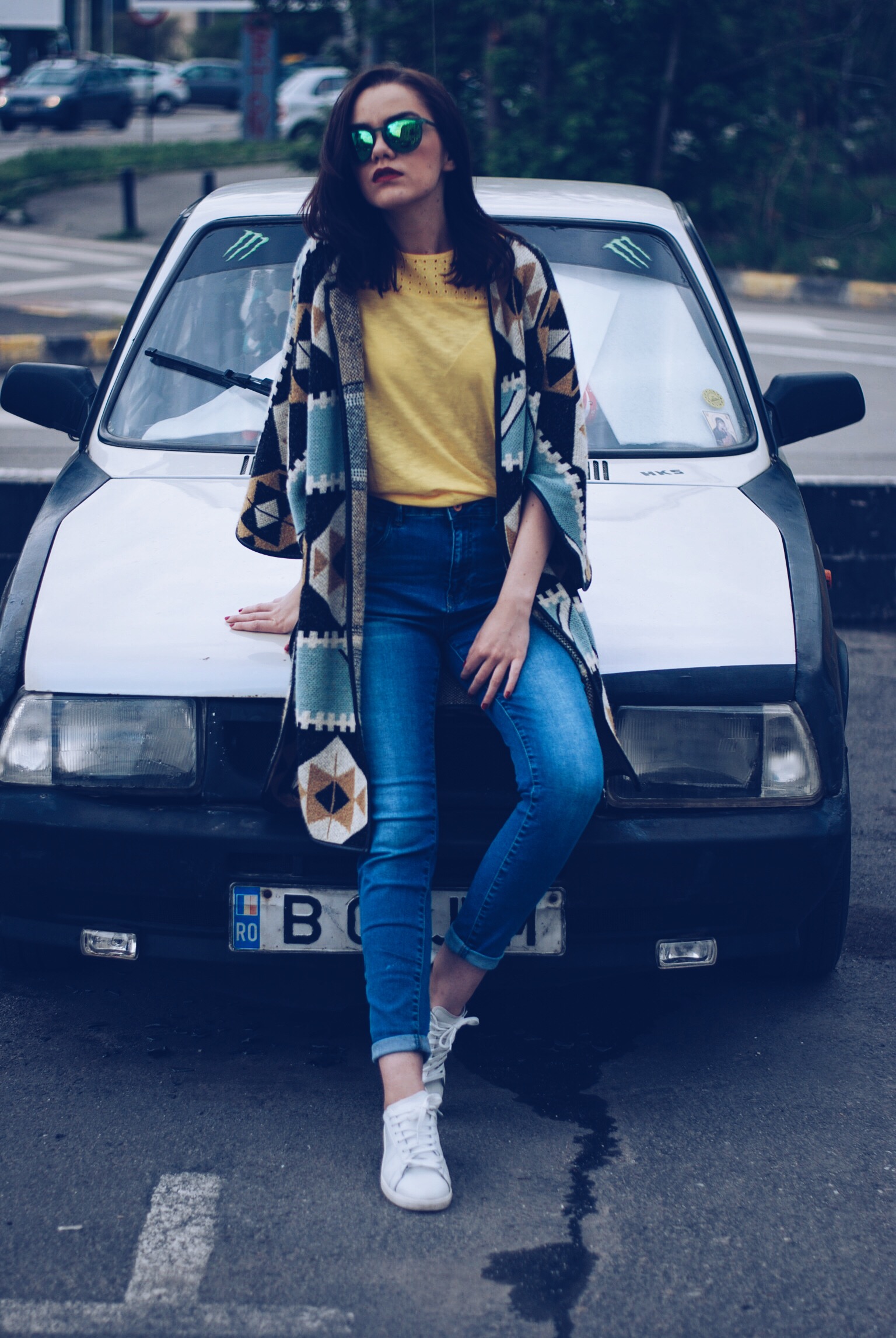 White sneakers, print cape, yellow tshirt, jeans and sunglasses by Andreea Birsan