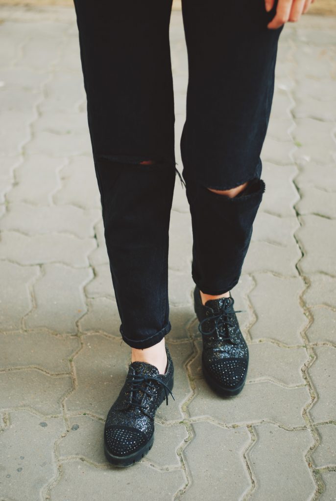 Black mom jeans, printed tshirt, embroidered leather jacket, fedora hat, sunglasses, red crossbody bag, glitter shoes, fall outfit idea, Andreea Birsan