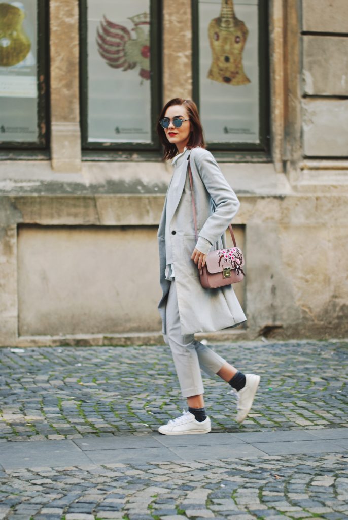 White shirt, grey pants trousers, grey sweater, grey coat, white sneakers, glitter socks, floral crossbody bag, all grey outfit for fall, Andreea Birsan