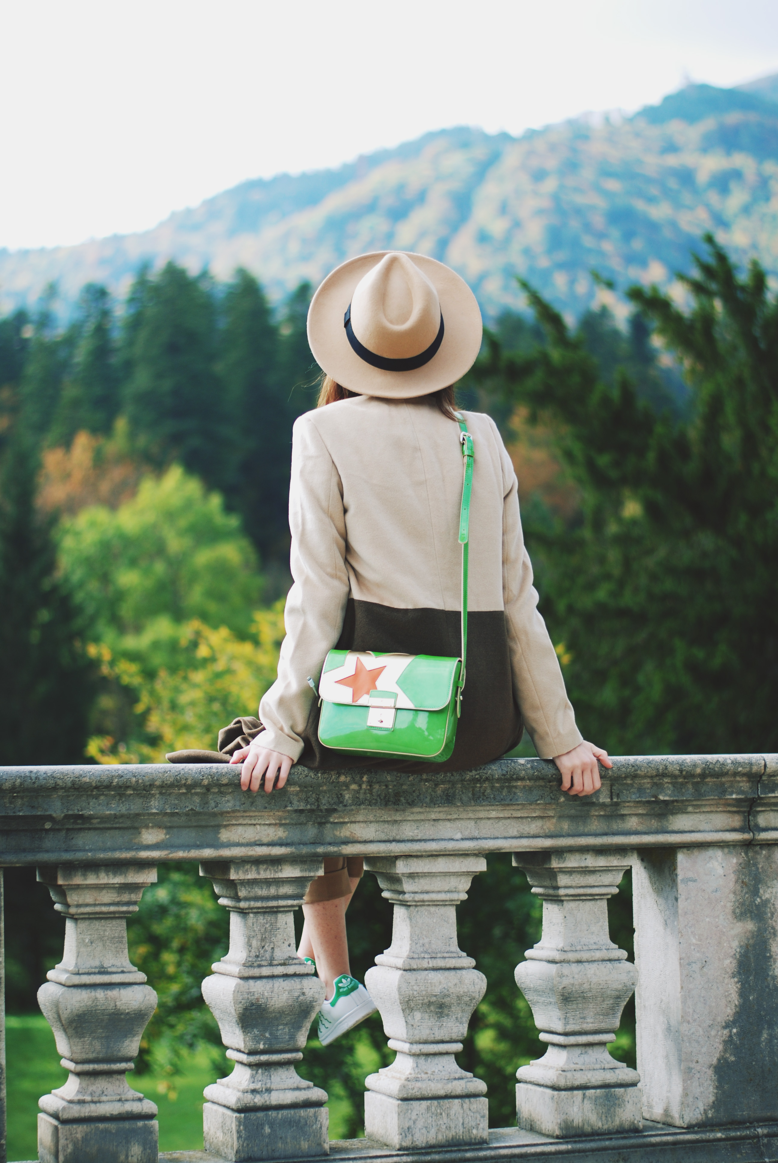 Camel coat, fedora hat, contrast camel coat, camel trousers, stan smith white sneakers, shirt, green crossbody bag, cute fall outfit, Andreea Birsan